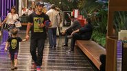 Thiago Rodrigues passa a tarde em shopping no Rio com o filho - Daniel Delmiro/AgNews