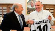 Papa Francisco e Joseph Blatter - Osservatore Romano/Reuters
