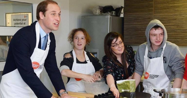 Príncipe William exibe suas habilidades culinárias em ong que atende jovens moradores de rua - Andrew Yates/Pool/Reuters