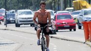Klebber Toledo pedala na orla da Barra no Rio - Marcos Ferreira