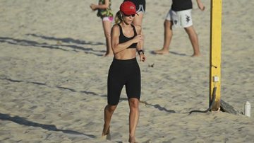 Carolina Dieckmann faz circuito de exercícios em praia no Rio de Janeiro - Dilson Silva / AgNews