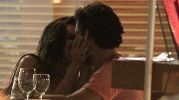 Mariana Rios troca beijos em jantar - Delson Silva