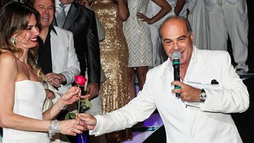 Luciana Gimenez ganha rosa do marido durante festa da RedeTV! - Manuela Scarpa/Photo Rio News