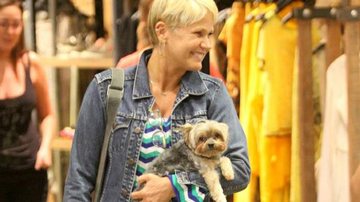 Xuxa faz compras com o cachorrinho Dudu - Marcos Ferreira / Foto Rio News