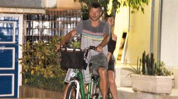 Rodrigo Hilbert e Fernanda Lima vão a jantar de bicicleta no Rio - Rodrigo dos Anjos/AgNews