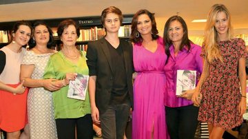 Luiza com as irmãs Luciana, Leid e Lucenir, de rosa, a mãe, Alzira, e os filhos, Antônio e Yasmin - -