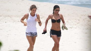 Grazi Massafera treina na areia ao lado de Aninha Lima na praia da Barra da Tijuca, no Rio - J. Humberto e Dilson Silva