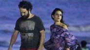 Caco Ciocler e Luisa Micheletti caminham de noite na praia da Barra no Rio de Janeiro - Xande Nolasco