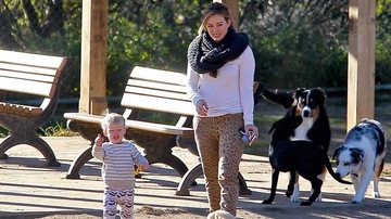 Hilary Duff leva filho e o cachorro para passear em parque de Los Angeles - AKM-GSI/AKM-GSI