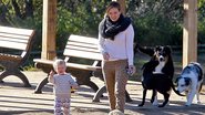 Hilary Duff leva filho e o cachorro para passear em parque de Los Angeles - AKM-GSI/AKM-GSI