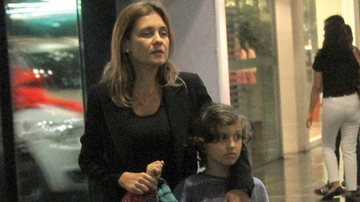 Adriana Esteves, de férias, passeia com o filho em shopping carioca - Daniel Delmiro/ AgNews