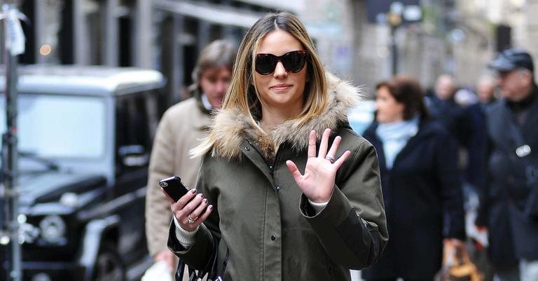 Caroline Celico vai às compras em Milão e esbanja elegância - Look Press Agency