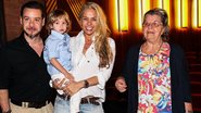 Adriane Galisteu recebe o carinho da família no encerramento da peça 'Três Dias de Chuva' - Manuela Scarpa e Marcos Ribas/Foto Rio News