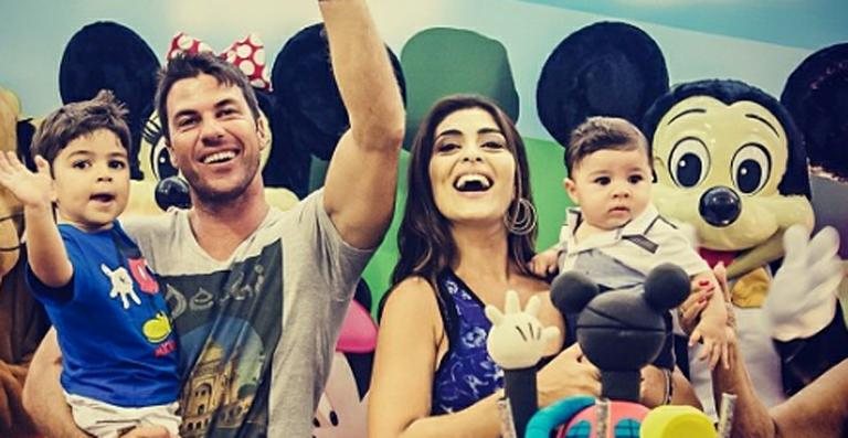 Juliana Paes com o marido, Carlos Eduardo, e os filhos, Pedro e Antônio - Reprodução / Instagram jupaesoficiai