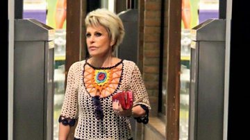 Ana Maria Braga usa roupa estilosa e confortável para ir às compras em shopping no Rio - Marcus Pavão/AgNews
