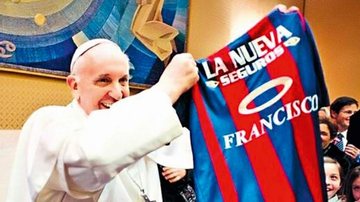 Papa Francisco é eleito Personalidade do Ano de 2013 e recebe homenagem de seu time do coração - Reprodução