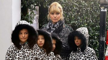 Heidi Klum leva a filhas e as amigas a restaurante e chamam atenção pelo look igual - AKM-GSI/AKM-GSI
