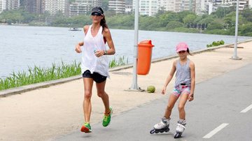Cynthia Howlett corre na Lagoa Rodrigo Freitas no Rio ao lado da filha - JC Pereira/AgNews