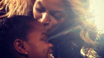 Beyoncé beija filha de Madonna em show - Reprodução/Instagram