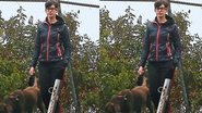 Anne Hathaway passeia com sua cadela em Los Angeles - DPhoto/AKM-GSI