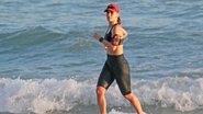 Carolina Dieckmann se exercita em praia no Rio de Janeiro - Dilson Silva/AgNews