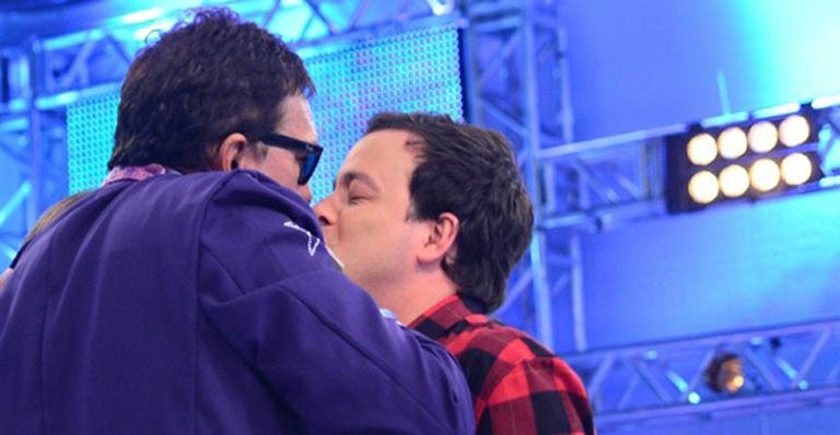 Rafael Cortez beija cantor Falcão durante programa 'Domingo da Gente' - Edu Moraes e Antônio Chahestian/Record