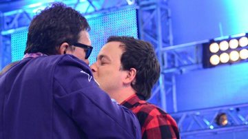 Rafael Cortez beija cantor Falcão durante programa 'Domingo da Gente' - Edu Moraes e Antônio Chahestian/Record