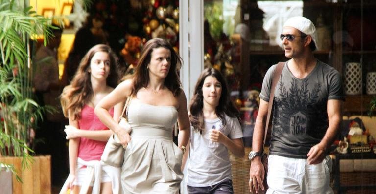 Marcos Pasquim passeia com a família durante tarde em shopping carioca - Daniel Delmiro / AgNews