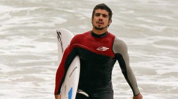 Caio Castro surfa na Prainha no Rio e diz praticar até ficar mais velho - Dilson Silva / AgNews