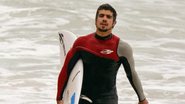 Caio Castro surfa na Prainha no Rio e diz praticar até ficar mais velho - Dilson Silva / AgNews