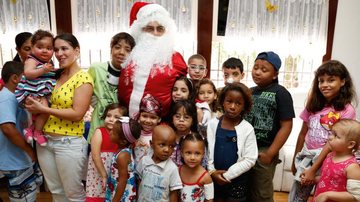 Luigi Baricelli vira Papai Noel para alegrar crianças portadores de câncer - Felipe Assumpção/AgNews