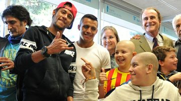 Neymar visita crianças em hospital de Barcelona - AKM-GSI / AKM-GSI