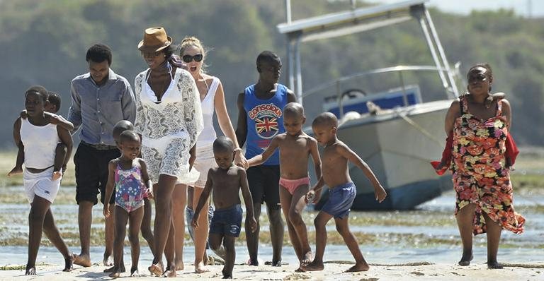 Modelo Naomi Campbell brinca com crianças de orfanato no Quênia - AKM-GSI/Splash