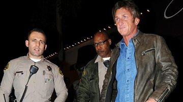 Sean Penn sai escoltado por policiais de restaurante para evitar briga com paparazzi - AKM-GSI/Splash