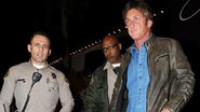 Sean Penn sai escoltado por policiais de restaurante para evitar briga com paparazzi - AKM-GSI/Splash