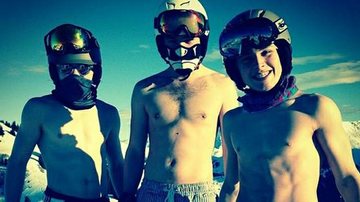 Madonna mostra filho e amigos sem camisa esquiando na neve - Instagram/Reprodução