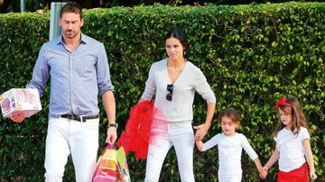 Adriana Lima passeia com marido, filha e amiguinha - Fameflynet/The Grosby Group