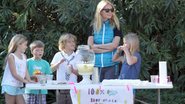 Gwyneth Paltrow com os filhos e amiguinhos em uma barraca de limonada - Grosby Group
