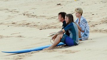 Com um amigo, Sean Penn e Charlize Theron apreciam o pôr do sol em praia na ilha de Oahu - AKM-GSI/AKM-GSI E Fam E Flynet/The Grosby Group