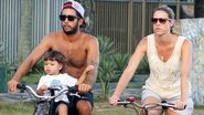 Luana Piovani anda de bicicleta  com a família no Leblon - JC Pereira