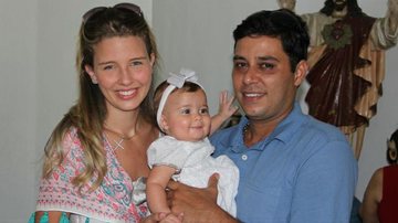 Debby Lagranha e o marido, Leandro Amieiro, batizam a filha, Maria Eduarda - Marcello Sá Barreto/ AgNews