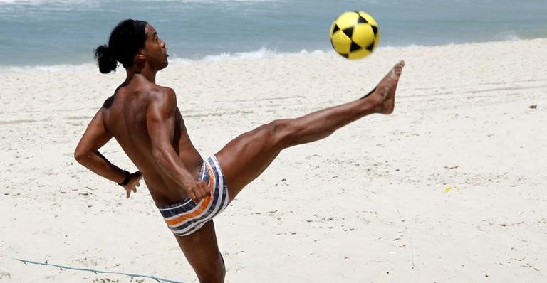 Ronaldinho Gaúcho exibe corpo sarado em praia do Rio de Janeiro - Foto RioNews