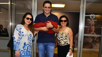 Karina Sato deixa a maternidade com o marido e o filho, Felipe - Thiago Duran e Caio Duran / AgNews