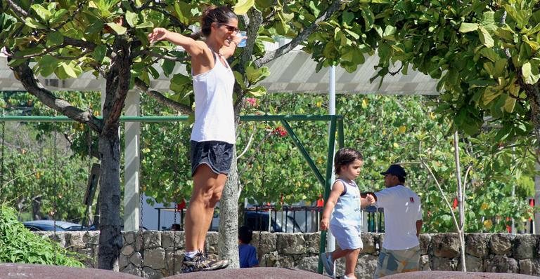 Cynthia Howlett se exercita com seu caçula na Lagoa do Rio de Janeiro - JC Pereira/AgNews