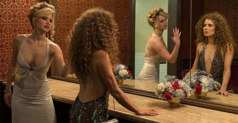 Jennifer Lawrence e Amy Adams em cena do filme 'Trapaça' (American Hustle) - Divulgação