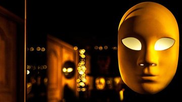 Máscara veneziana da sala sobre "De Olhos Bem Fechados" é uma das peças que vai a leilão - Letícia Godoy / Divulgação
