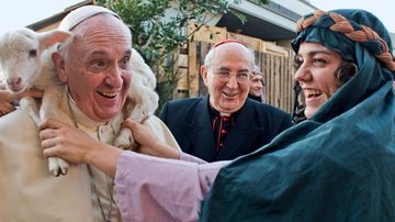 Papa Francisco, sempre carismático, visita presépio vivo em Roma - Observatore Romano/Reuters