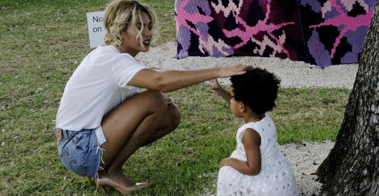 Beyoncé mostra fotos com a filha, Blue Ivy - Reprodução / Tumblr