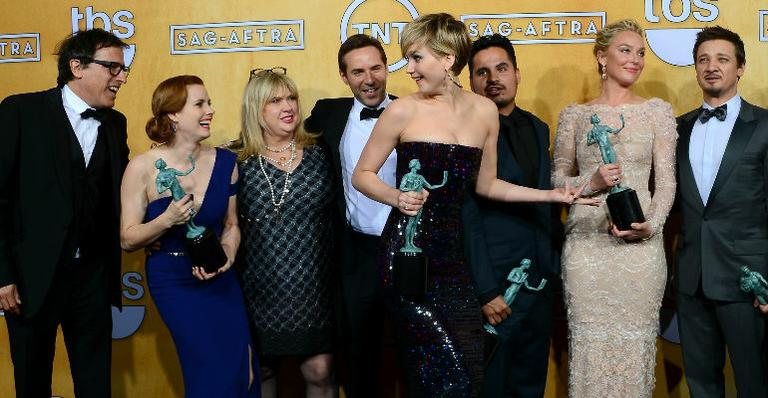Jennifer Lawrence faz caretas ao posar ao lado de outros vencedores do Sag Awards 2014 - Getty Images