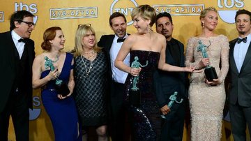Jennifer Lawrence faz caretas ao posar ao lado de outros vencedores do Sag Awards 2014 - Getty Images